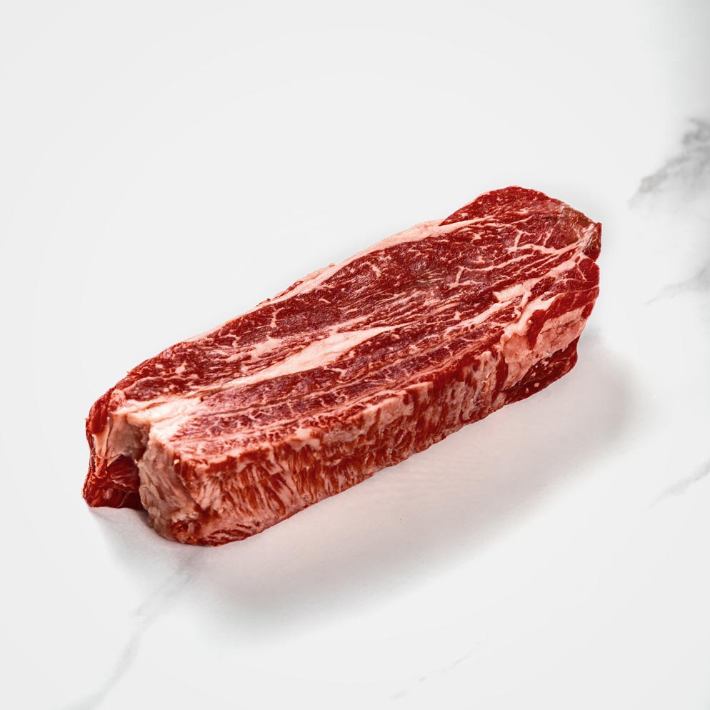 Chuck Steak schneiden und vorbereiten, Chuck Steak Roast, rohes Wagyufleisch auf weißem Hintergrund, stark marmoriert, A5 Wagyu-Chuck-Steak, Chuck Steak grillen